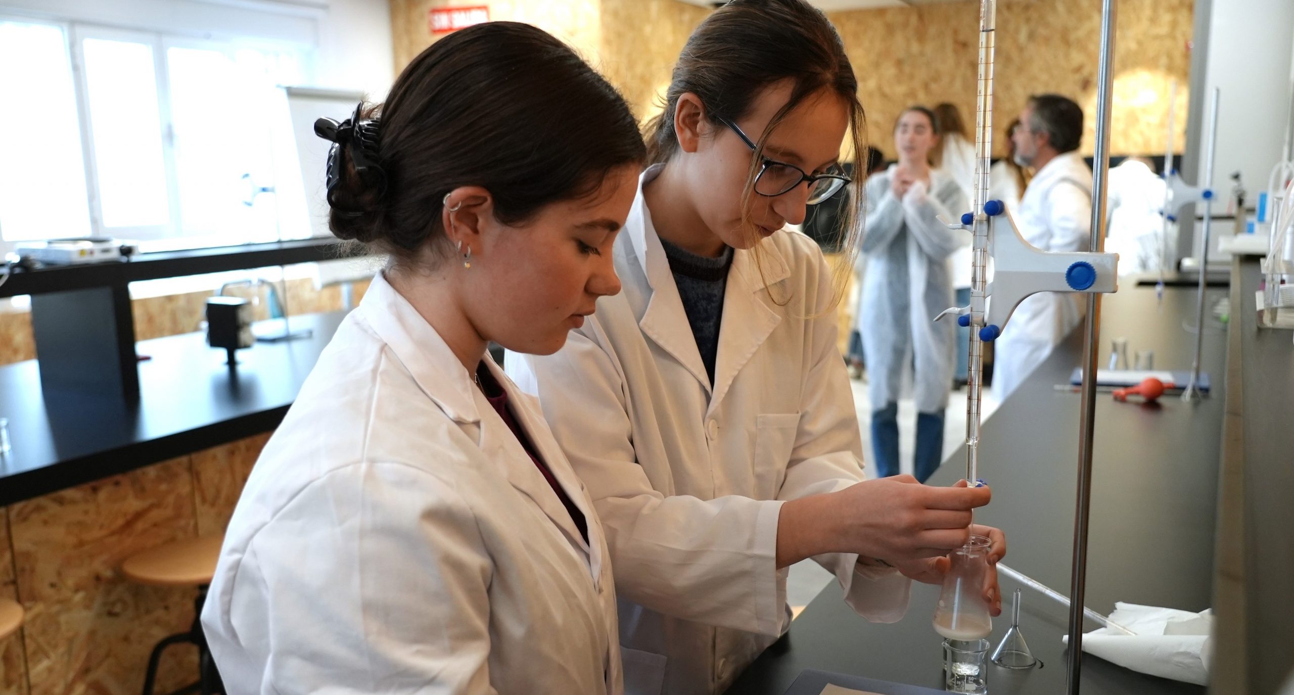 Estudiantes realizan experimento de cinética química