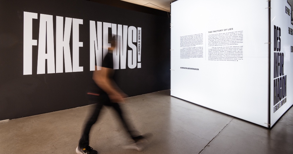 Students visit an immersive exhibit about Fake News by Fundación Teléfonica